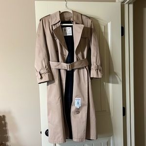 LONDON FOG DOUBLE-BREASTED TRENCH COAT WITH BUTTON-OUT LINING Size: 0 petite